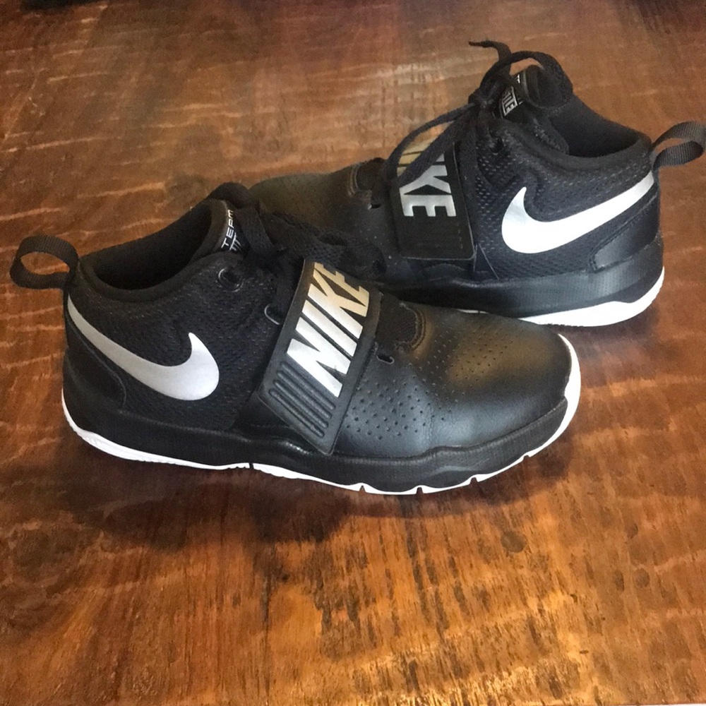 Nike 2Y basketball sneakers “Team Hustle 08”